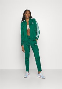 adidas Sportswear ESSENTIALS 3-STRIPES - Trenirka - collegiate green white
