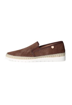 Scarpa scamosciata marrone slip-on con tomaia traforata, bordatura beige intrecciata e suola in gomma bianca, mostrata di profilo su sfondo bianco.