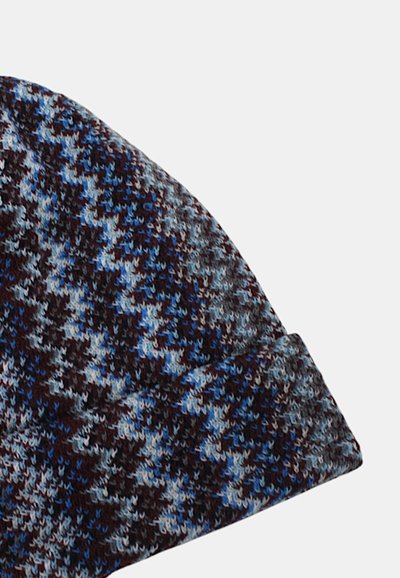 Berretto lavorato a maglia in tonalità marrone scuro, azzurro chiaro e grigio con motivo a pied de poule; texture morbida; orlo ripiegato per maggiore calore.