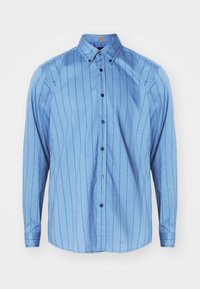 Camicia in cotone blu con bottoni, maniche lunghe, righe verticali, dettagli con bottoni e colletto. Presenta un piccolo accento arancione all'interno del colletto.