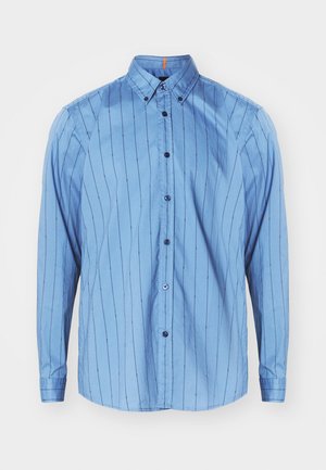 Camicia in cotone blu con bottoni, maniche lunghe, righe verticali, dettagli con bottoni e colletto. Presenta un piccolo accento arancione all'interno del colletto.