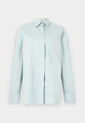 Cămașă bărbătească albastru deschis cu mânecă lungă, nasturi în față, guler ascuțit și buzunar la pieptul stâng, prezentată pe un fundal alb simplu.