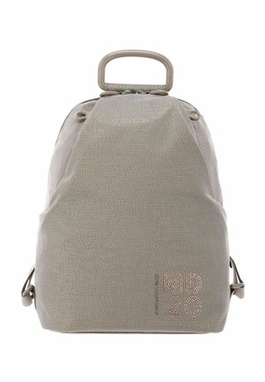 Hellgrauer Rucksack mit Struktur, einem oberen Griff, verstellbaren seitlichen Riemen und "MD 28" in kleinen, dekorativen Nieten auf der unteren Vorderseite.