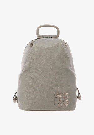 Zaino grigio chiaro con texture, dotato di manico superiore, cinghie laterali regolabili e la scritta "MD 28" in piccoli borchietti decorativi sulla parte anteriore inferiore.