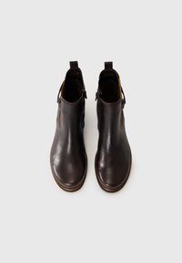 Bottines en cuir marron avec une texture lisse, zips latéraux et tirettes. Bout arrondi et design minimaliste avec une semelle robuste.