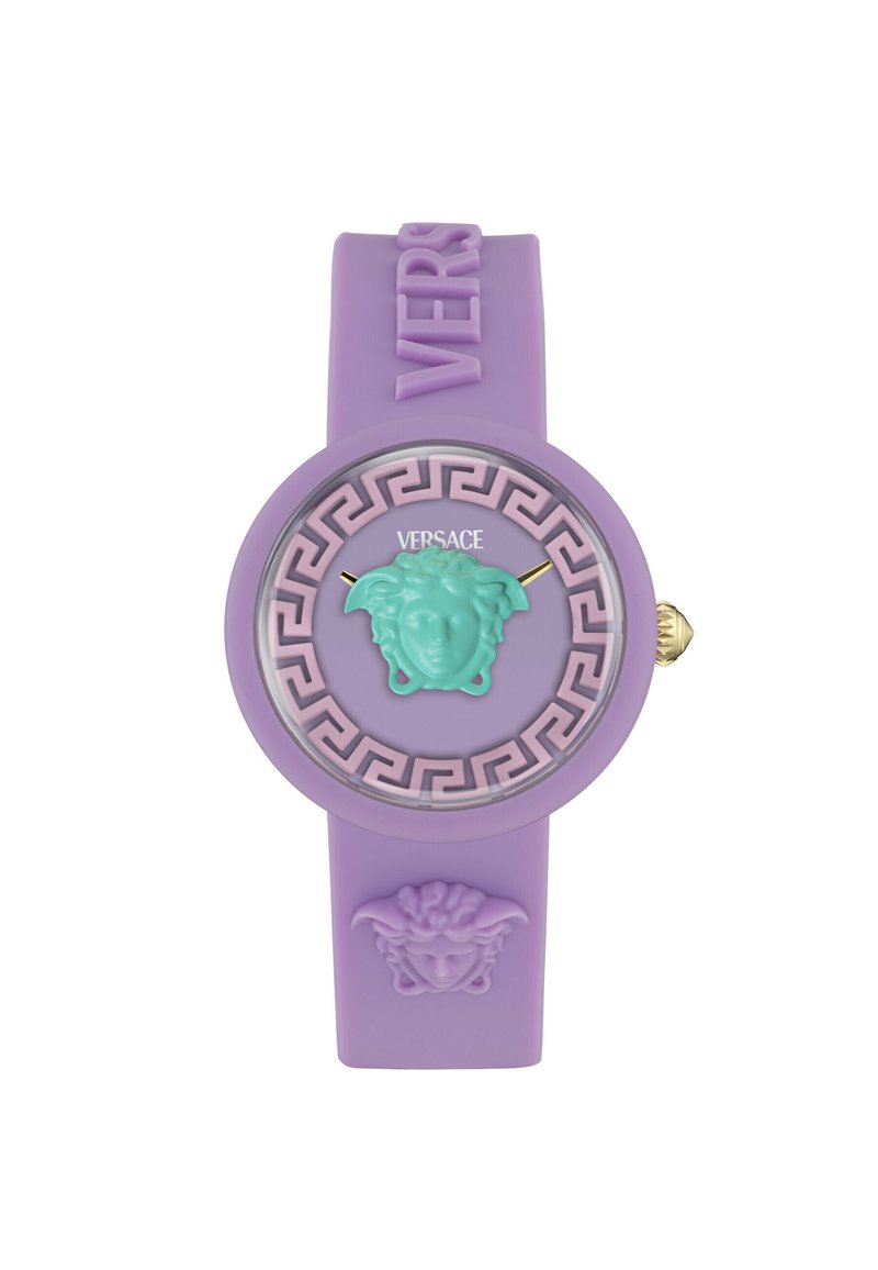 Orologio in silicone viola con quadrante rotondo decorato da un design di Medusa, motivo geometrico e logo Versace. Finiture dorate sulle lancette e sulla corona.