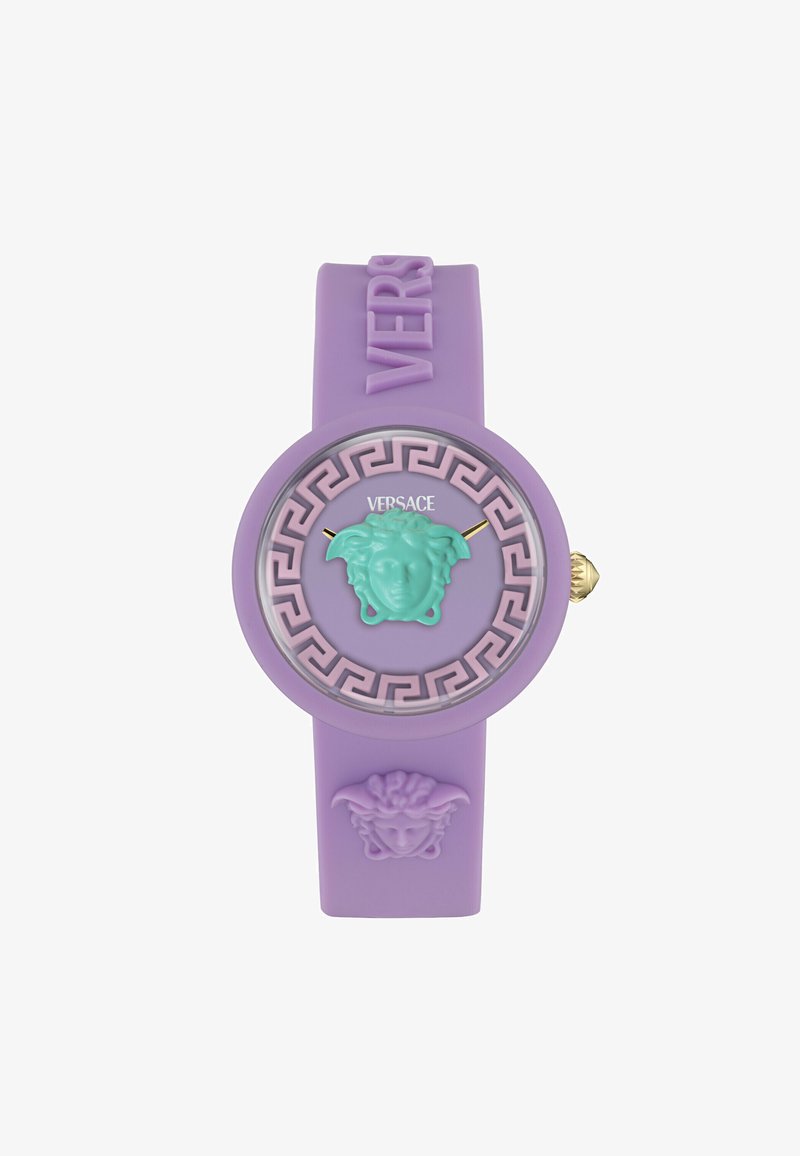 Orologio in silicone viola con quadrante rotondo decorato da un design di Medusa, motivo geometrico e logo Versace. Finiture dorate sulle lancette e sulla corona.