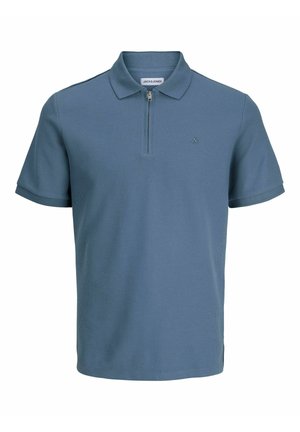 Polo en tissu bleu doux et texturé avec des manches courtes et un col zippé. Présente un discret détail de logo sur la poitrine.