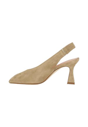 Decolleté slingback da donna in camoscio beige con punta appuntita e tacco medio svasato, dotata di cinturino elastico sul retro.