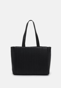 Svart plisserad tote-väska i smidigt läder med två långa handtag. Har en strukturerad yta och ett präglat varumärkeslogotyp på remmen.