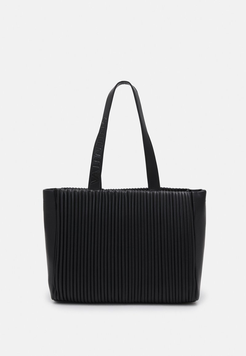 Svart plisserad tote-väska i smidigt läder med två långa handtag. Har en strukturerad yta och ett präglat varumärkeslogotyp på remmen.