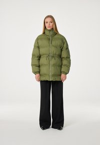 Olijfgroene pufferjack met een hoge kraag, ingesnoerde taille en ritssluiting, voorzien van een gewatteerd ontwerp en elastische manchetten.