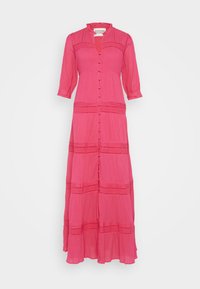 Vestido maxi em rosa brilhante, apresentando um fecho frontal por botões, mangas três quartos, tecido texturizado e design em camadas com detalhes.