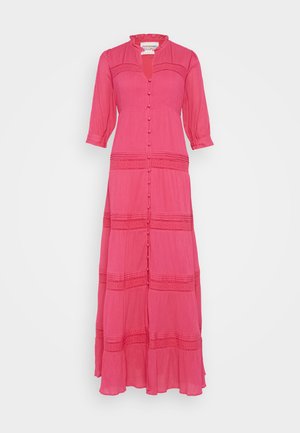 Robe maxi en rose vif, avec une fermeture à boutons sur le devant, des manches trois-quarts, un tissu texturé et un design à volants avec des détails.
