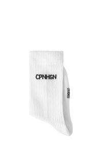 Weiße gerippte Socken mit schwarzem Aufdruck "CPNHGN" an der Seite. Das Design ist knöchellang mit einer glatten Textur und elastischem Bund.