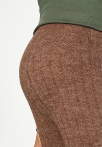 Vero Moda Maternity VMMLULU LEFILE - Legging - aztec/beige - Zalando.nl