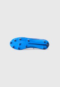 Blauer Fußballschuhsohle mit strukturiertem Oberflächen, ausgestattet mit geformten Stollen für besseren Halt und einem leichten Design, das Haltbarkeit und Leistung betont.