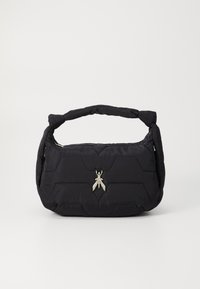 Borsa a tracolla nera trapuntata con manico intrecciato e motivo esagonale. Presenta un accento argentato a forma di insetto sul davanti. Chiusura con zip.