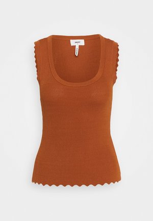 Top sin mangas de punto acanalado en color naranja óxido con borde ondulado en las sisas y el bajo, con escote redondo y silueta ajustada.