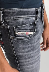 Diesel SLEENKER - Calças de ganga de corte skinny - 09c68 02