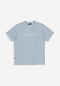 Lichtblauw T-shirt met korte mouwen en ronde hals met daarop in het wit de tekst "Butcher of Blue Quality Clothing Co" gecentreerd op de voorkant.
