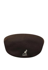 Kangol-keps i mörkbrun vävd tyg, rund form, med en vit broderad känguru-logotyp bak. Slät textur, lätt design.
