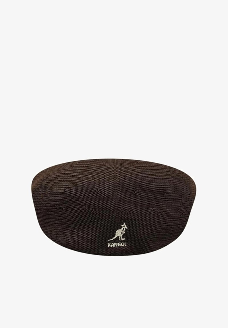 Kangol-Cap aus dunkelbraunem gewebtem Stoff, runde Form, mit einem weißen gestickten Känguru-Logo auf der Rückseite. Glatte Textur, leichtes Design.
