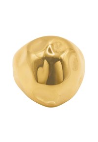 Goldfarbener Ring mit einem glatten, abgerundeten Design. Verfügt über einen hohlen Mittelpunkt und eine reflektierende Oberfläche, die seine polierte Textur betont.