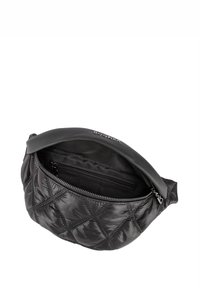 Quiltad svart nylonväska med en rundad form, utrustad med en mjuk läderöverdel och dragkedja, innerficka samt logotypdetalj.