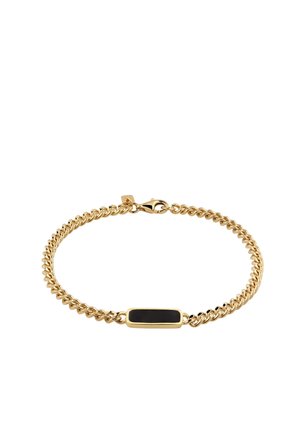 Goldenes Kettenarmband mit einer rechteckigen schwarzen Emailplatte und einem Karabinerverschluss vor weißem Hintergrund.