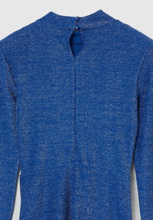 Abito blu lavorato a maglia con filo metallico, collo alto, chiusura a chiave sulla schiena e dettagli con spacco laterale. Texture liscia, leggero luccichio.