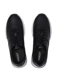 Schwarze Leder-Sneaker mit runden Zehen, schwarzen Schnürsenkeln und weißen Gummisohlen, die ein dezentes Profilmuster und Branding im Inneren aufweisen.