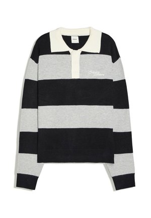 Pull polo à manches longues avec larges rayures horizontales noires et grises et col blanc, avec un petit texte blanc brodé sur la poitrine.