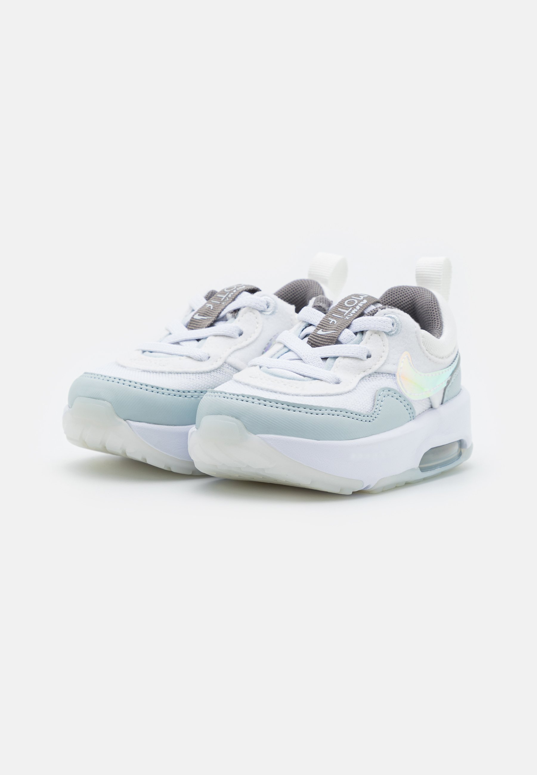 white flat nike shoes