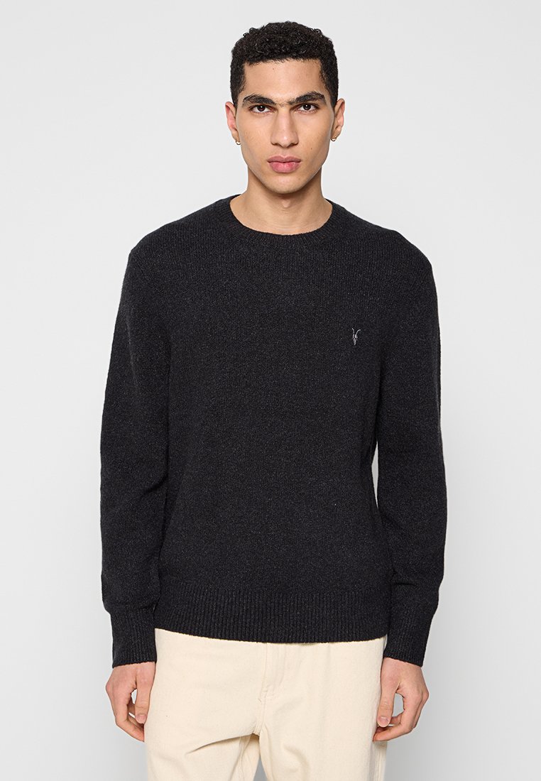 Dunkelgrauer Strickpullover mit Rundhalsausschnitt und gerippten Bündchen. Verfügt über ein dezentes Logo auf der Brust und hat eine strukturierten Oberfläche.