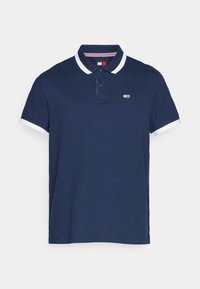 Polo bleu marine avec col et poignets à rayures blanches. Présente un petit logo sur la poitrine gauche. Fabriqué en tissu coton texturé.
