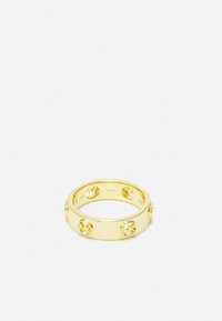 Anello in argento placcato oro caratterizzato da un design a fascia liscia con accenti a forma di cerchio che mostrano un logo. Marcato con "A925" all'interno.