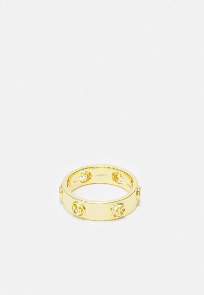 Anello in argento placcato oro caratterizzato da un design a fascia liscia con accenti a forma di cerchio che mostrano un logo. Marcato con "A925" all'interno.