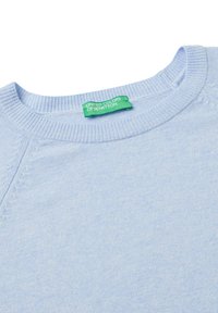 Pull en maille bleu clair avec un col rond, présentant un côtes texturées au niveau du col et des coutures, arborant une étiquette verte "United Colors of Benetton".
