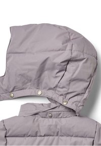 Giacca a vento viola chiaro con cappuccio oversize, caratterizzata da bottoni a pressione e texture trapuntata. Tessuto morbido e design snello.