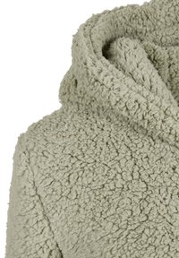 Sudadera con capucha de forro polar verde difuso, con un exterior texturizado y suave y una gran capucha plegada. La tela es esponjosa y cálida, ideal para el clima frío.