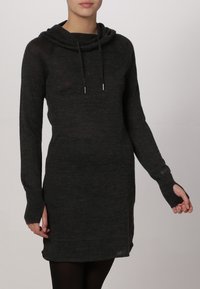 Robe sweat à capuche en gris foncé, avec des manches longues dotées de trous pour les pouces. Texture douce, coupe slim et longueur plus longue.