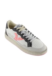 Sneaker bianca in pelle con accenti in tessuto nero, logo in glitter rosa, lacci argentati e suola testurizzata. Design classico con perforazioni sulla punta.