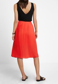 NAF NAF Falda acampanada - red
