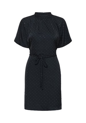 Musthave mustrõngastega must kleit lühikeste varrukatega, kokku rikutud kaelus ning vööd kinni tõmbav talje. Omab peeneid valgeid täppe ja siledat kangast tekstuuri.