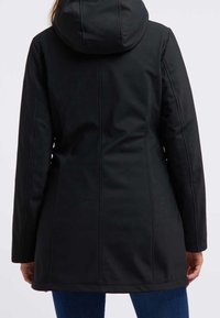 Abrigo negro impermeable con capucha, que presenta una silueta ajustada, costuras verticales y una textura suave. Mangas largas y longitud hasta la mitad del muslo.