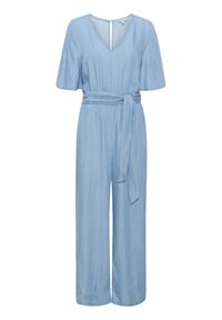Mono de chambray azul claro con escote en V, mangas cortas, cinturón con lazo en la cintura y pantalones de pierna ancha. Textura suave, corte relajado.