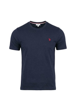 T-shirt bleu marine à manches courtes et col rond, avec un petit logo rouge de joueur de polo sur la poitrine gauche et un détail rayé à l'intérieur du col.