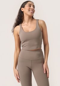 Bruine, cropped tanktop met brede banden, gemaakt van gladde stof; gecombineerd met bijpassende high-waisted leggings met platte naden.