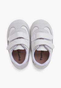 Scarpe da bambino in pelle e camoscio bianco con strap in Velcro, punte arrotondate e fodera interna morbida. Presentano una texture liscia e un design minimale.